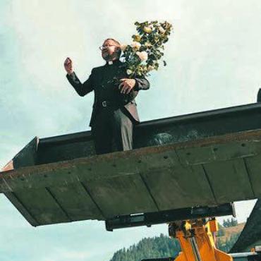 Galizias erste Filmhauptrolle - Als Pfarrer in der Baggerschaufel: Philipp Galizia.