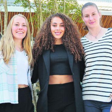 Heimkehr der Aushängeschilder - Michelle Stierli (links) kann für den FC Aarau im Duell gegen Alayah Pilgrim (Mitte), Julia Stierli und den FC Zürich zwar nicht mitwirken, hat aber mitgeholfen das Spiel der Women