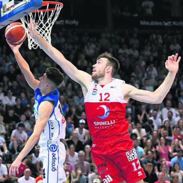 Verloren – und doch gewonnen - NLA-Final vor 3000 Zuschauer: Der Freiämter Laurent Zoccoletti (rechts) im Spiel gegen Fribourg. Bild: Freshfocus