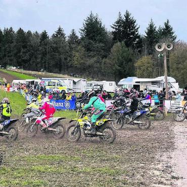 Genervt von Petrus - Am Sonntag war das Wetter bescheiden – trotzdem kamen immerhin 1500 Menschen. Wetter-Bammel hat man mehr vor dem nächsten Wochenende, wenn die grosse Motorsport-Party steigen soll. Bild: spr