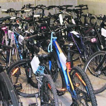 Eine Herzensangelegenheit - Die bleiben hier im Gemeindehaus: Jährlich werden von der Repol Wohlen rund 200 Velos eingesammelt, die niemandem gehören.