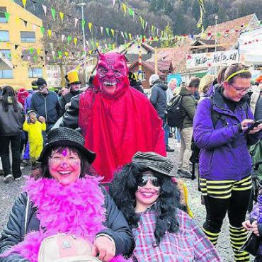 Wenn der ganze Dorfplatz tanzt - Noch strahlt die «Beute» des Teufels …
