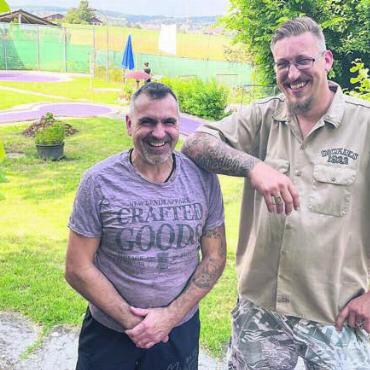 Neues Leben einhauchen - Max Steinmann (links) und Geschäftsführer Daniel Küng wollen das Minigolf Büelisacker wieder zum Leben erwecken. Bild: Stefan Sprenger