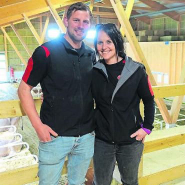 Hightech im Kuhstall - Cyrill und Claudia Gauch freuen sich, dass der Tag der offenen Tür gut bei der Bevölkerung ankommt.