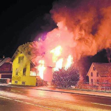 Jede Hilfe kam zu spät - Das alte Haus brannte lichterloh, trotz Grosseinsatz der Feuerwehr war es nicht mehr zu retten. Im Innern machten die Rettungskräfte einen traurigen Fund. Bild: pz