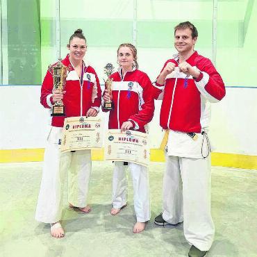 Sarmenstorfer Doppelpodest - Angela Felber (links) und Simena Moos konnten an der Europameisterschaft jeweils eine Bronzemedaille gewinnen. Für David Wyss vom Karate-Club Anglikon war es das erste grössere internationale Turnier. Bild: zg