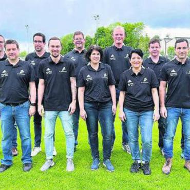 Neustart mit Festwochenende - Das OK des Nicoletti-Cups, hintere Reihe, von links: Andreas Baur, Iwan Hänni, Oliver Pelzer, Samuel Lüscher, Thomas Stöckli, Tobias Furrer. Vorne, von links: Beat Hausammann, Joel Scheuber, Daniela Strebel, Cécile Koch, Fabian Wurz. Es fehlen: Reto Haller und Daniel Lüscher. Bild: zg