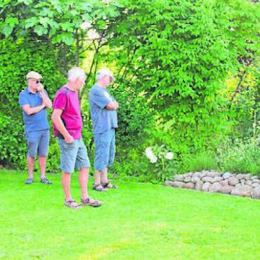 Ein Blick in fremde Gärten - Ein kleiner Haufen Steine im Garten kann der Lebensraum von zahlreichen Insekten und Blindschleichen sein.
