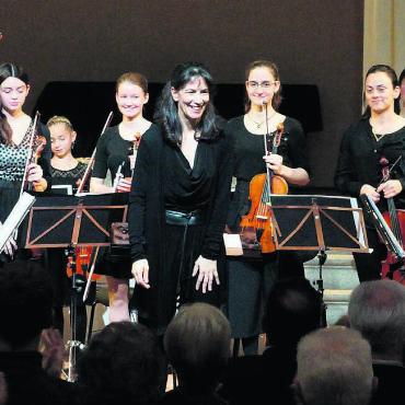 «Wir sind hungrig» - Für das grosse Auftaktkonzert wurde lange geübt: Dirigentin Anne-Cécile Gross (Mitte) und das Jugendorchester Freiamt. Bild: Archiv