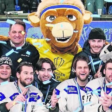 Sieg für ganze Region - Jannik Fischer (unten, 2. von rechts) feiert mit dem HC Ambri-Piotta den Sieg im Spengler-Cup. Bild: Freshfocus