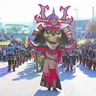 Wo die Sonne ganz sicher scheint - Der letzte Umzug vor vier Jahren zog Tausende von Zuschauern an. Das soll sich in diesem Jahr wiederholen. Bilder: Archiv/zg