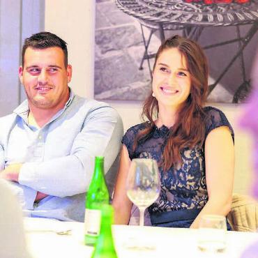 «Der knallt mir eine» - Wie letztes Jahr wird Joel Strebel mit Freundin Aline Dormann auch 2023 genüsslich an der Ehrung des Freiämter Sportler des Jahres dabei sein. Der Aristauer Schwinger holt sich erneut den Titel. Bilder: Archiv