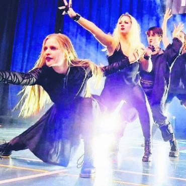«Die Freude am Tanzen teilen» - Auf die Besucher der «Partyinsel» warten jeden Tag spektakuläre Tanzshows. Bilder: zg