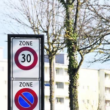 Auf Umwegen zur Sicherheit - Inzwischen ein gewohntes Bild in Wohlen: Etliche Quartiere sind Tempo-30-Zonen, der Start dieser Massnahme war dagegen harzig. Bild: Daniel Marti