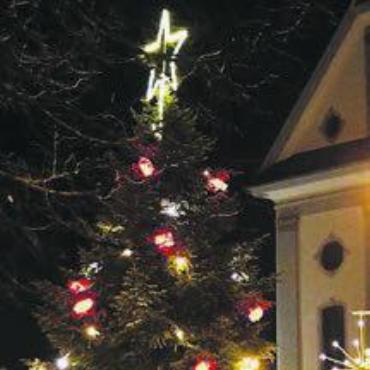 Ein Drittel weniger Strom - Der grosse Weihnachtsbaum auf dem Kirchenplatz darf gegenwärtig nur bis 0.30 Uhr beleuchtet sein, dann heisst es Strom sparen. Bild: dm