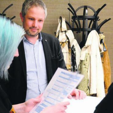 Für das Leben lernen - Diese Woche konnten die neuen Auszubildenden als Fachperson Betreuung im Beisein von Jonas Meier die Lehrverträge unterschreiben. In Zukunft will der Integra-Geschäftsführer auch WG-Plätze anbieten. Bild: Chregi Hansen