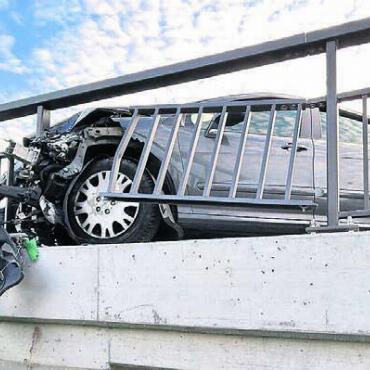 In Brückengeländer geprallt