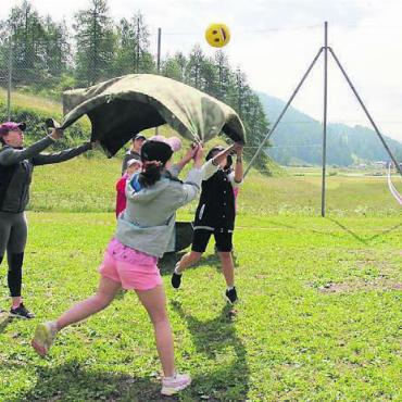 Reise mit dem magischen Radio - Im Sommerlager warten spannende Spiele auf die Blauringmädchen. Bild: zg