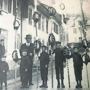«Alle wollten den höchsten Baum» - Der Brauch des Palmbindens in Wohlen hat eine lange Tradition. Bereits über hundert Jahre, wie dieses Bild zeigt. Bild: zg