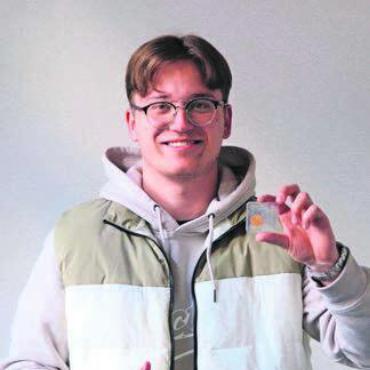 Sieg dank Döbeli - Freut sich über das Goldvreneli: Der Sarmenstorfer Elias Reinhard. Bild: jl
