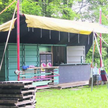 Guter Mix ist garantiert - Die Aufbauarbeiten sind im Gang: Das Festgelände der Sommerbar wird noch kompakter als in den Vorjahren. Bilder: Josip Lasic / pd