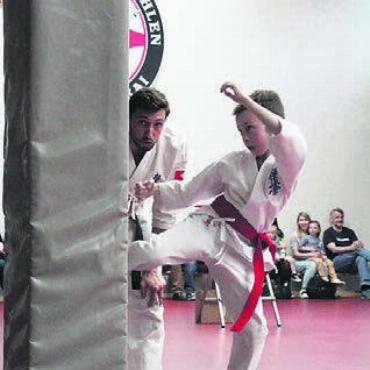 Feiern statt kämpfen - Karatekas von Jung bis Alt präsentierten ihre Fähigkeiten. Bild: jl