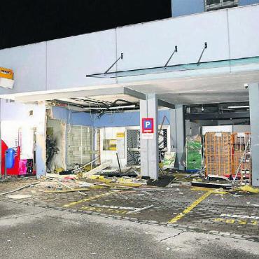 Bancomat in Dottikon gesprengt - Wo sich einst der Bancomat befand, klafft nun ein grosses Loch. Auch die übrige Liegenschaft wurde durch die Explosion in Mitleidenschaft gezogen. Bild: pz