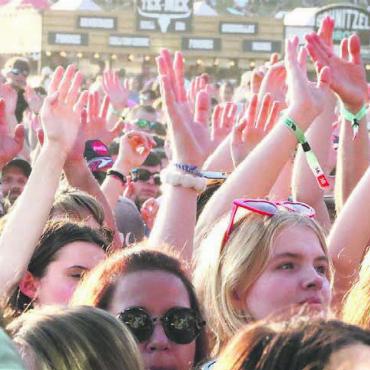 Im Rampenlicht und Hintergrund - Das Publikum feierte mit am Konzert des einheimischen Musikstars Seven.