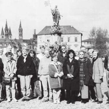 Wenn Freiämter durch Deutschland reisen - Vor der Residenz in Würzburg stellen sich die Frauen und Männer aus dem Freiamt für ein Erinnerungsfoto auf. Bild: Archiv