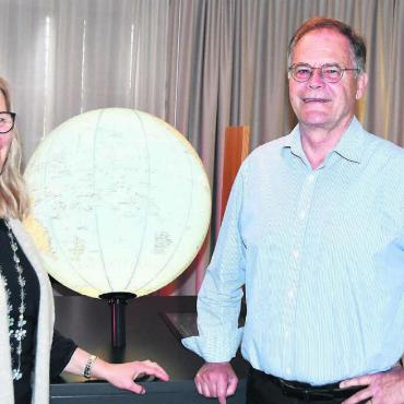 Viel Wissen in die Welt getragen - Der weltweite Handel der Strohindustrie ist mit dem neuen Globus ersichtlich: Stiftungsratspräsidentin Ruth Portmann und Stiftungsratsmitglied Walter Dubler. Bild: Daniel Marti