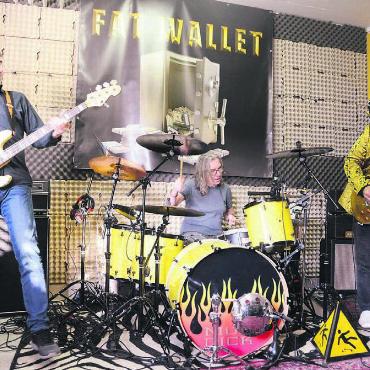 Auf den Blues gekommen - Aus dem Soloprojekt «Fat Wallet» ist eine richtigen Band geworden. Bassist Walter Schüpbach und Drummer Markus Kalt sorgen für den idealen Boden, auf dem sich Sänger und Gitarrist Eliot Chambers austoben kann (von links). Bilder: Chregi Hansen