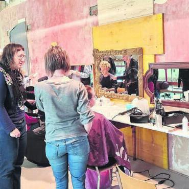 In Wohlen angekommen - Die Theatergesellschaft ist aus der zeitweise sehr kalten Scheune in Villmergen in den Chappelehof umgezogen. Für das Ensemble wurde im Obergeschoss auch eine richtige Garderobe eingerichtet.
