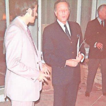 Ausflug in die Wüste - Auf Diplomatenparkett unterwegs: FHBB-Mitglied Hubert «Tschibi» Schneider (l.) im Gespräch mit dem Schweizer Botschafter Hans Carl Frey.