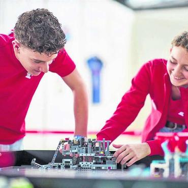 «Es ist einfach logisch» - Gemeinsam Lösungsansätze für Probleme suchen – für Ella Robinson macht das die Arbeit mit ihren Teamkollegen aus. Bild: zg