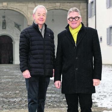 In die Geschichte eingetaucht - Peter Hägler (links) und Martin Allemann vor der Klosterkirche in Muri. Bild: zg