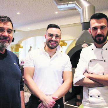 Tage sind gezählt - Pächter Hanifi Sümer, Pizzaiolo Marco Guccia und Küchenchef Osman Sümer stehen für das «Central» ein. Bild: Monica Rast