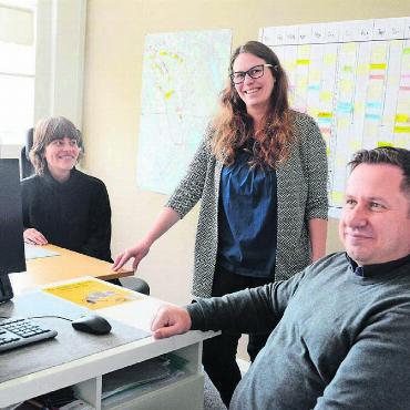 Sich noch besser vernetzen - Sie haben als Team zusammengefunden (von links): Sarah Baumann, Fachperson Integration, Anna Rotzetter, Fachperson Integration im Bereich Koordination der Freiwilligenarbeit, und Muhamet Ilazi, Leiter der Fachstelle. Bild: Chregi Hansen