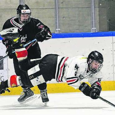 Indianer malträtieren Stars - Marc Seiler (rechts) kämpft um den Puck.
