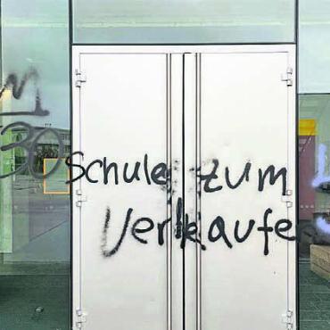 Schulhaus E versprayt - Mit schwarzer und lilafarbener Farbe wurde die Eingangsseite versprayt. Bild: pz