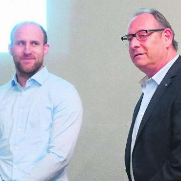 Regionale Identität schaffen - Martin Nietlispach, Verleger Freiämter Regionalzeitungen AG (links), und Jules Bittel, Verleger Anzeiger Oberfreiamt AG, sprechen deutliche Worte. Die Medienlandschaft Freiamt ist mit grossen Herausforderungen konfrontiert. Bild: Susanne Schild