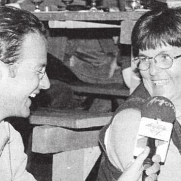 Künten schaut nach Nagano - In Künten werden die Bobrennen mit Christian Reich live übertragen, Mutter Bethly Reich gibt Radiomann Andy Wolf ein Interview. Bild: Archiv