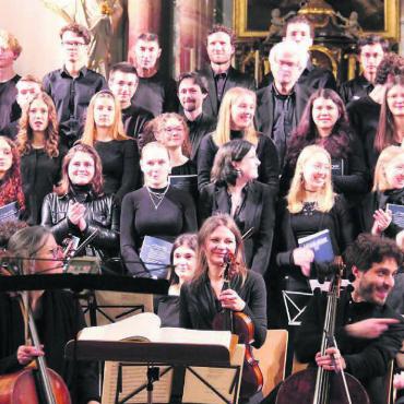 «Früchte unserer Anstrengung» - Die Sängerinnen und Sänger des Kantichors freuen sich mit dem Orchester über den gelungenen Auftritt. Bilder: Monica Rast