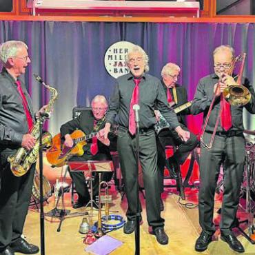 Das Publikum begeistert - Die Herb Miller Jazz Band in Aktion mit (v. l.) Herb Müller, Ruedi von Arx, Heinz Gysin, Markus Hächler, Rolf Treichler, Rolf Eichenberger, Daniel Hofmann. Bild: zg