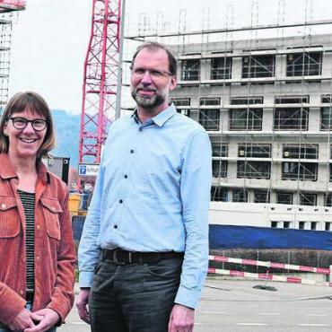 «Wir sind näher an der Politik» - Franziska Walti und Paul Bitschnau bilden das Präsidium der Schulleitungskonferenz in Wohlen: Neben der Erweiterung des Schulraums (im Hintergrund das Schulzentrum Halde) meistern sie weitere Herausforderungen. Bild: Daniel Marti