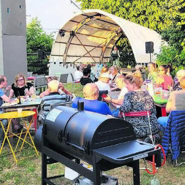 Street-Art auf dem Land - Die Besucher des Eröffnungsabends genossen das schöne Wetter, die stimmungsvolle Deko und den Auftritt von Mary Vogel. Bild: chh
