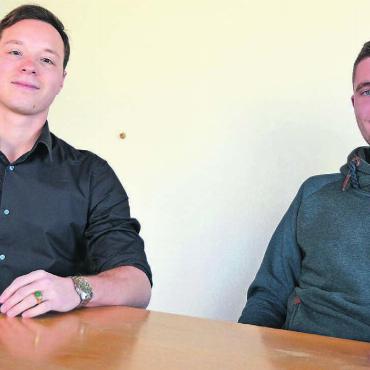 Das Alter spielt für sie keine Rolle - Dass gleich zwei unter 25-Jährige in einem Gemeinderat sitzen, ist nicht nur im Freiamt selten. Fabian Trüb (links) und Corsin Stöckli sind Gemeinderäte von Aristau. Bild: Annemarie Keusch
