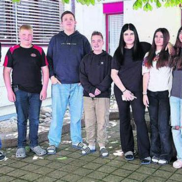 Ganz viel Spannendes erlebt - Sie berichten in der Schülerzeitung von der Projektwoche (von links): Lehrer Jean-Claude Gehrig, Florian Gauch, Janez Huggler, Meveric Fankhauser, Leonie Bochin, Zilha Rastoder, Arianna Porreca. Es fehlt Lorena Radicchi. Bilder: zg