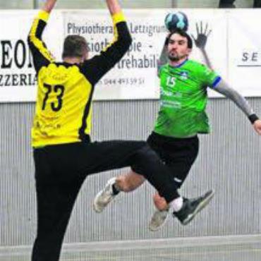 Wohler holen Selbstvertrauen - Mutschellens Ivan Milicevic (rechts) im Duell mit Wohlens Goalie Sascha Rudi. Bild: jl