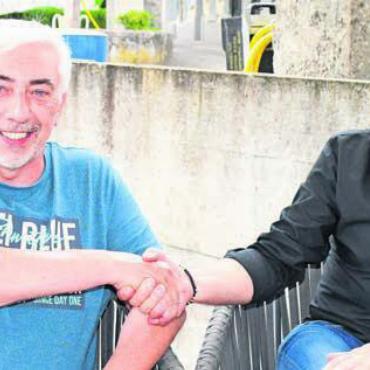 «Puls des Volkes gespürt» - Die beiden haben allen Grund, sich zu gratulieren: SVP-Präsident Roland Büchi (links) und Einwohnerrat Renato Hübscher, der am meisten Unterschriften sammelte. Bild: dm