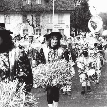 Mit viel Stolz ins Jubiläumsjahr - Im Jahr 1993 präsentierte sich die Hägglinger Gugge am Umzug im eigenen Dorf.